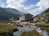 21° Lo scorrere del torrente vicino al Rifugio)